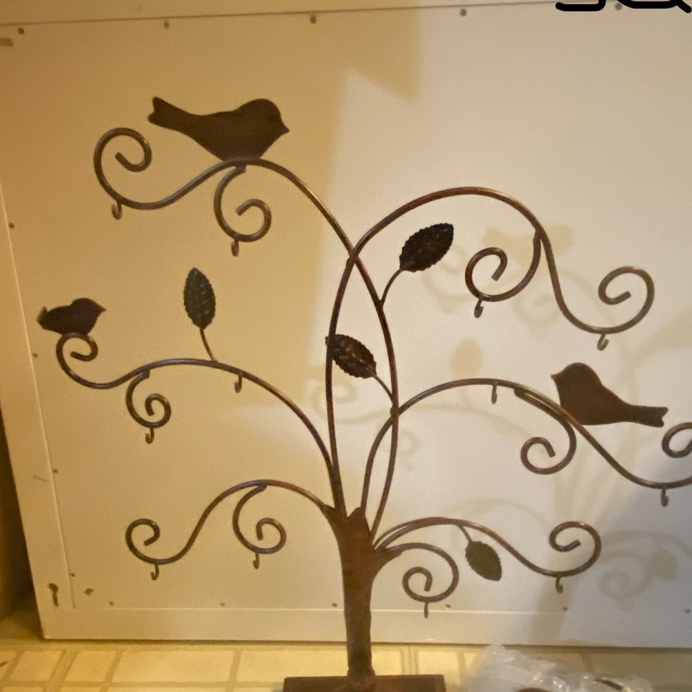 Decorative Pier 1 FamilyTree with hanging frames - Picture 3 of 3